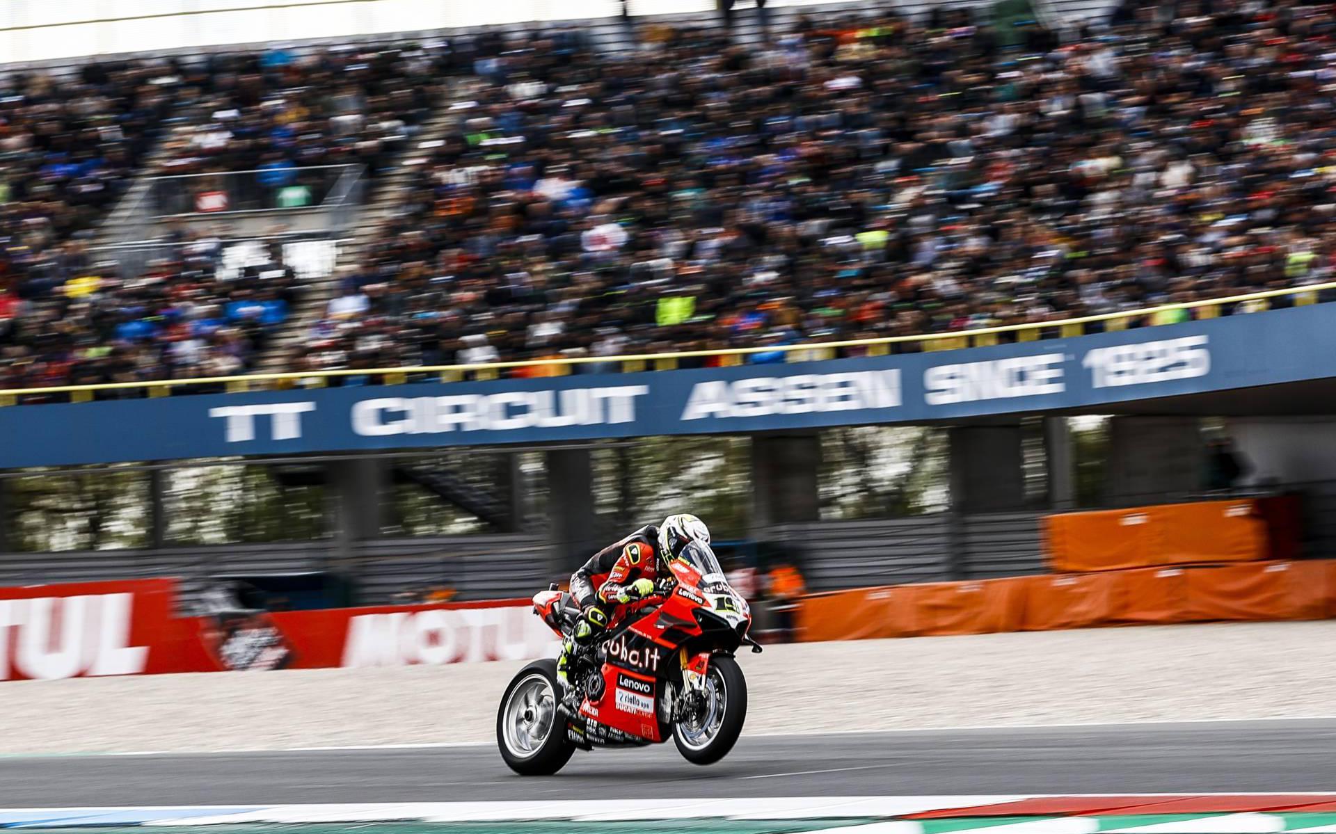 Alvaro Bautista (ESP) op zijn Ducati tijdens de WK Superbike race op het TT Circuit Assen.