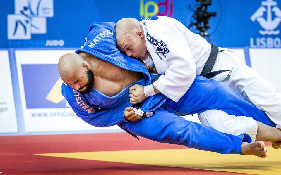 Henk Grol in actie tegen landgenoot Roy Meyer tijdens de Europese kampioenschappen judo in Portugal.