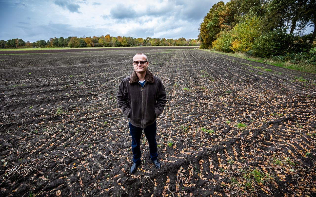 Edwin Orsel op het perceel waar hij zo dolgraag een huis wil bouwen Edwin Orsel op het perceel waar hij zo dolgraag een huis wil bouwen