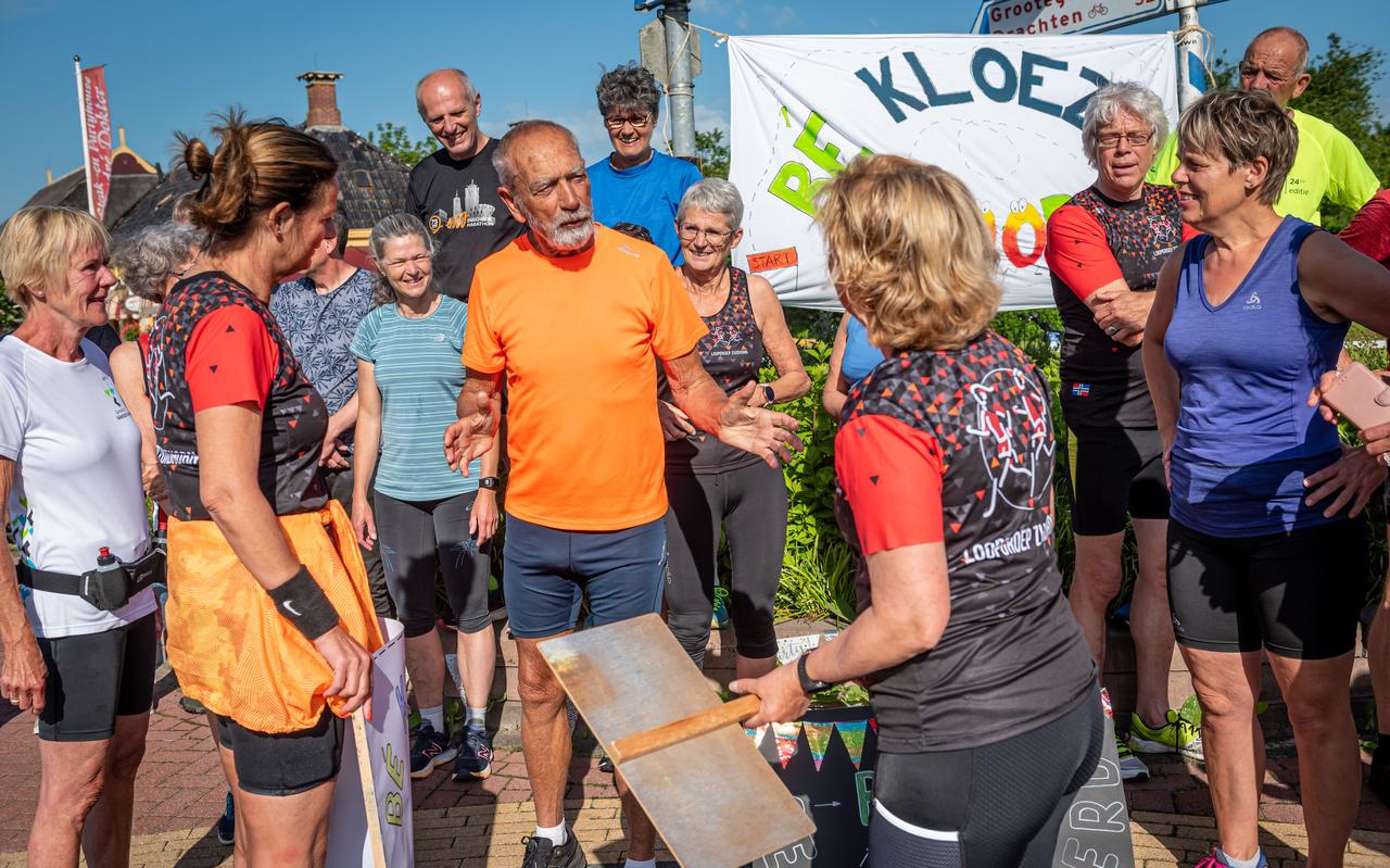 Bé Kloezen wordt warm onthaald door zijn medelopers in Zuidhorn. Bé Kloezen wordt warm onthaald door zijn medelopers in Zuidhorn.