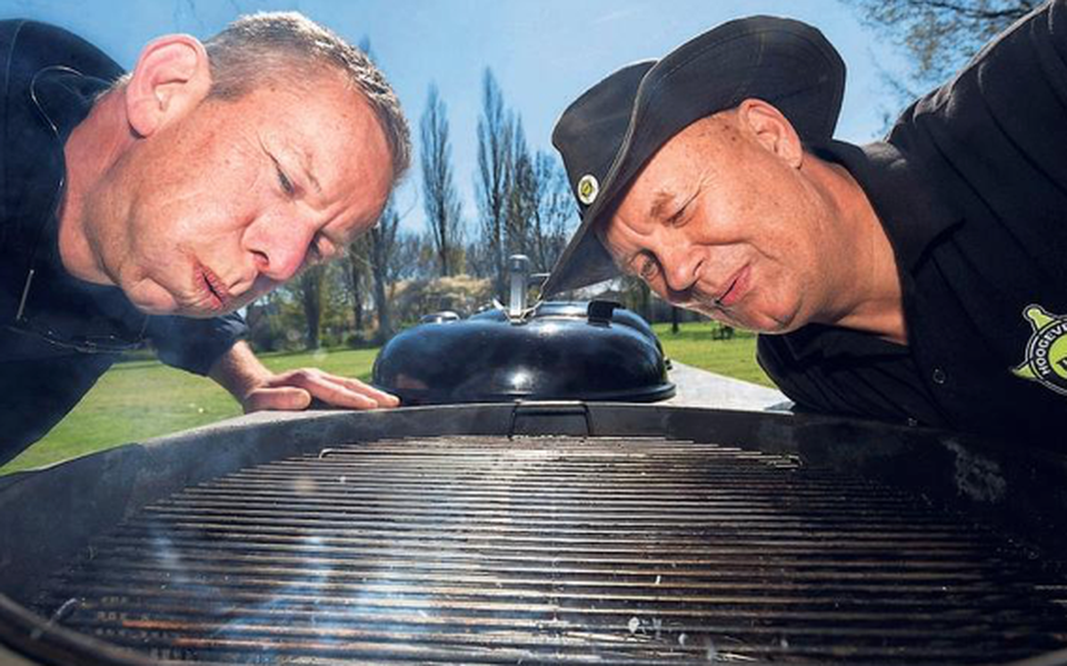 De organisatie van het NK BBQ in Hoogeveen. Links Henk Westerbeek, rechts Marchinus Swierts. FOTO RENS HOOYENGA
