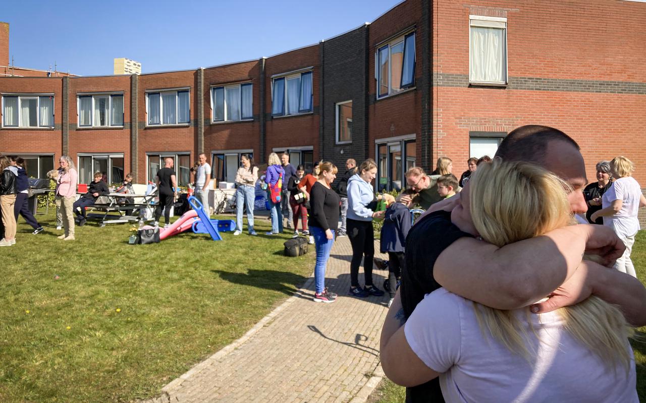 Oekraïense vluchtelingen nemen afscheid van Warfheem. Ze gaan naar onderkomens in Kloosterburen, Leens en Lauwersoog. 