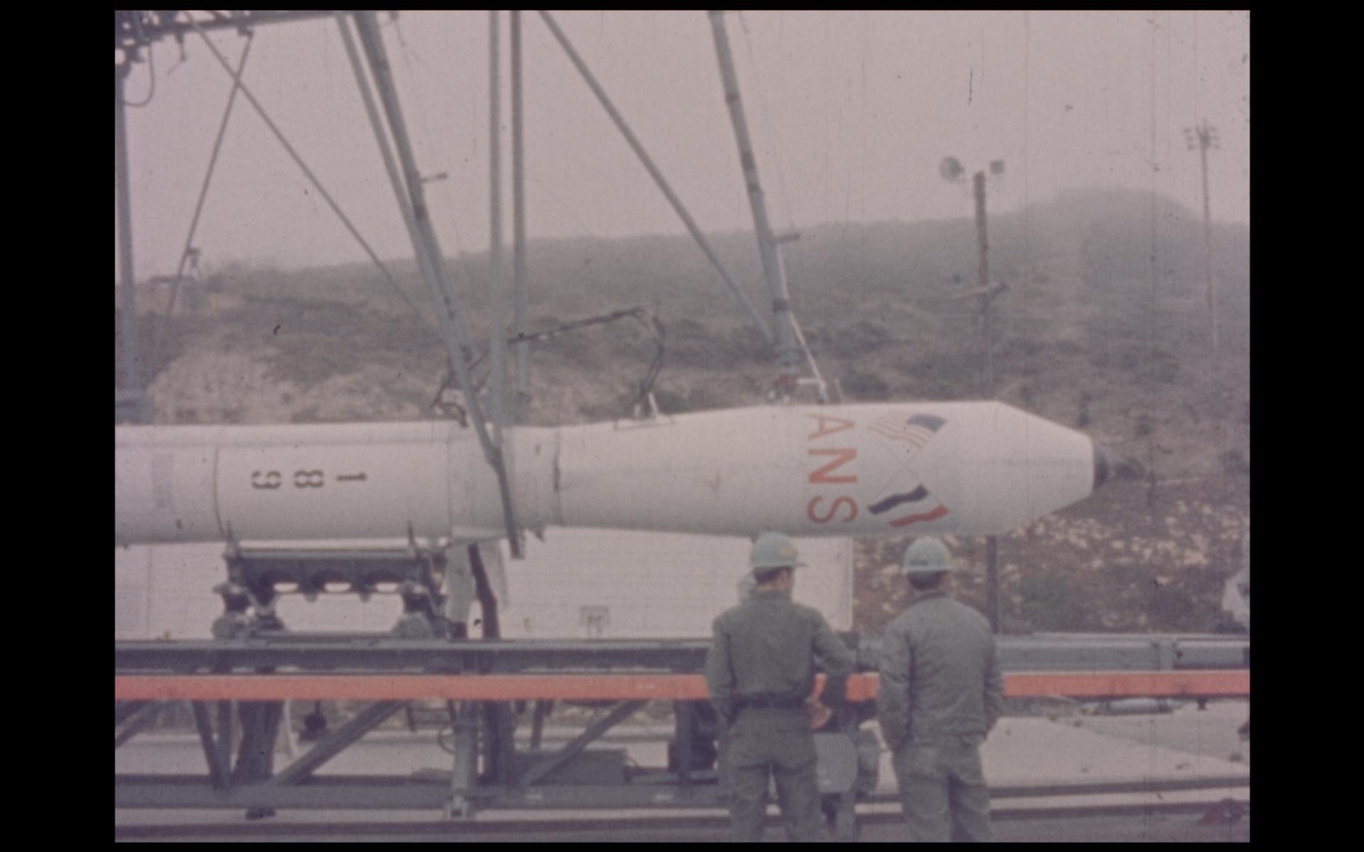 Raket met ANS aan boord wordt rechtop gezet op de lanceerplaats. Still uit documentaire