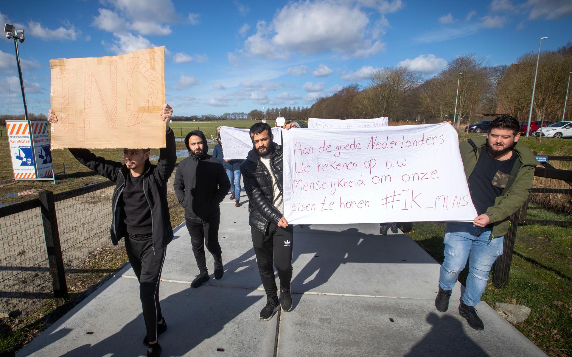 Bewoners van de noodopvang in Zuidbroek demonstreren in maart tegen slechte omstandigheden