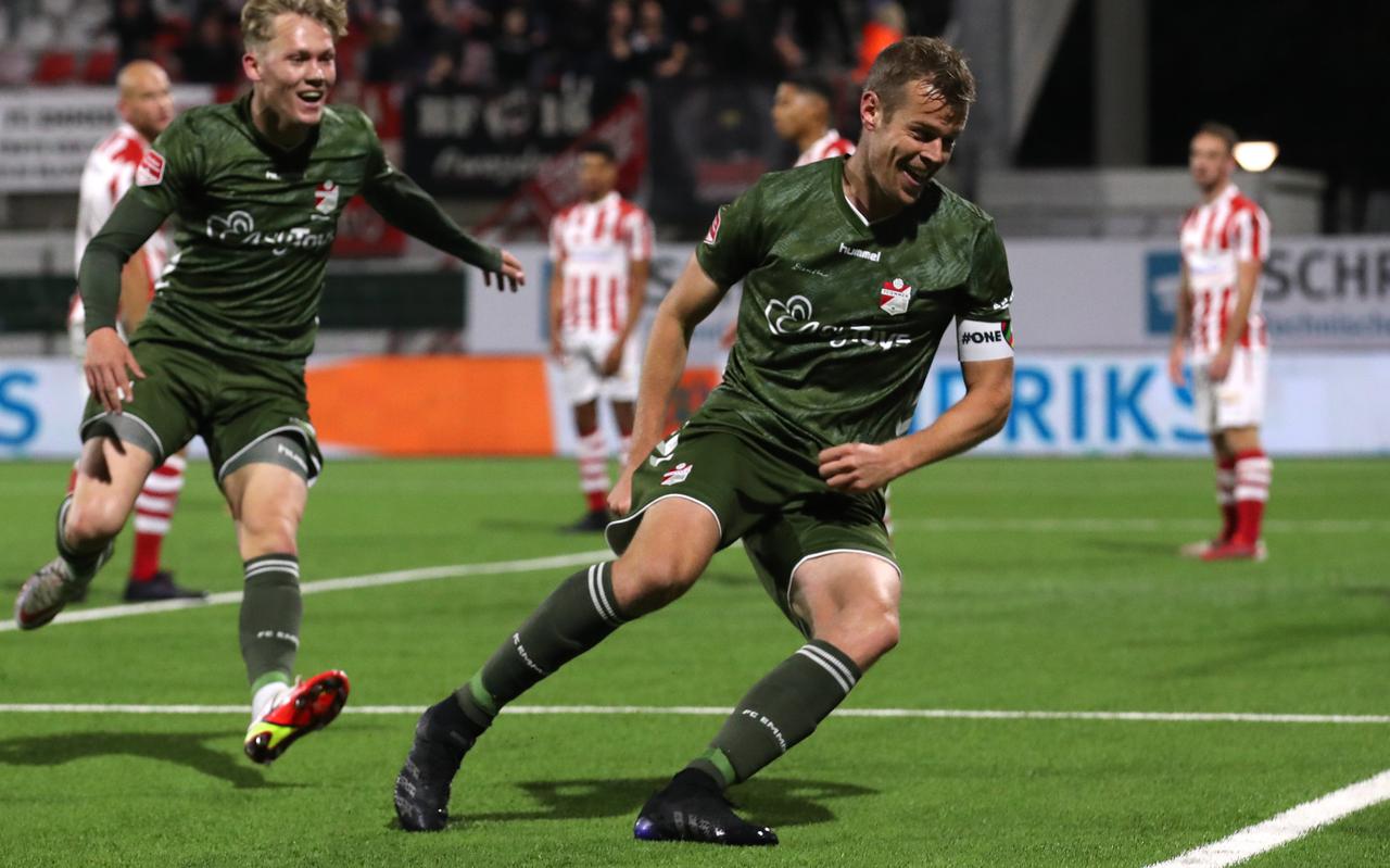 Een van blijdschap uitzinnige Jeroen Veldmate viert de winnende treffer voor FC Emmen tegen TOP Oss.