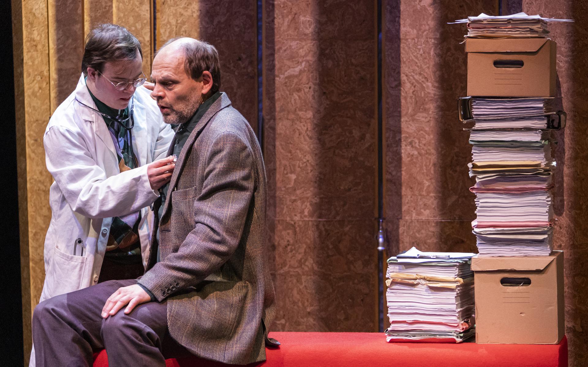 Houtkleurige muren kronkelen als een levend wezen over het toneel