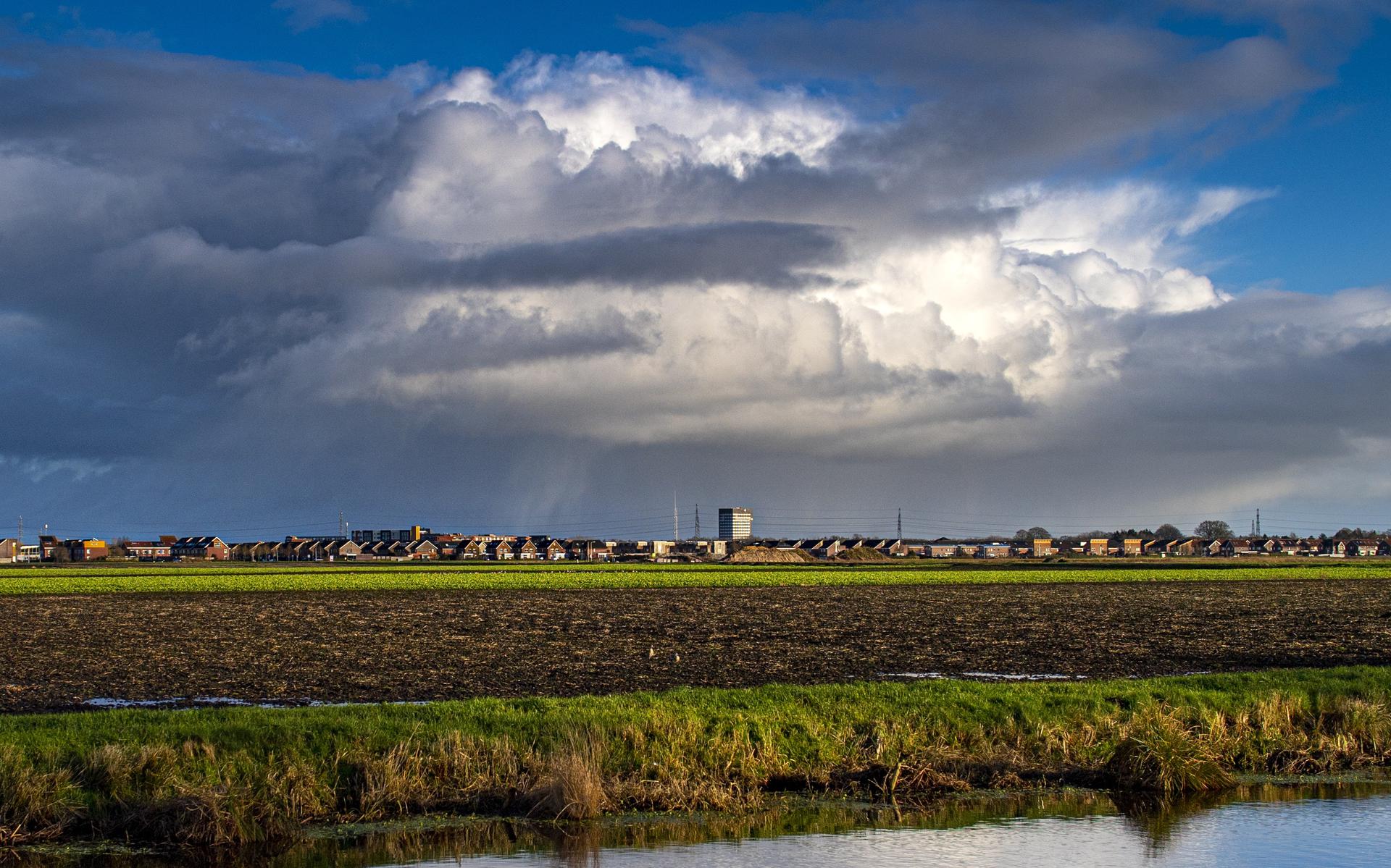 Prachtige wolkenlucht boven de nieuwbouwwijk Kloosterveen. 