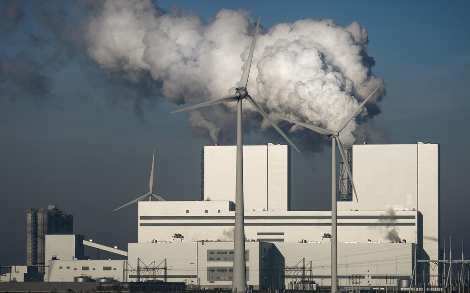 De RWE-kolencentrale in de Eemshaven draait nu maar op halve kracht. Hij kan in theorie snel bijschakelen bij energieschaarste, maar de kans dat dat gebeurt is klein.