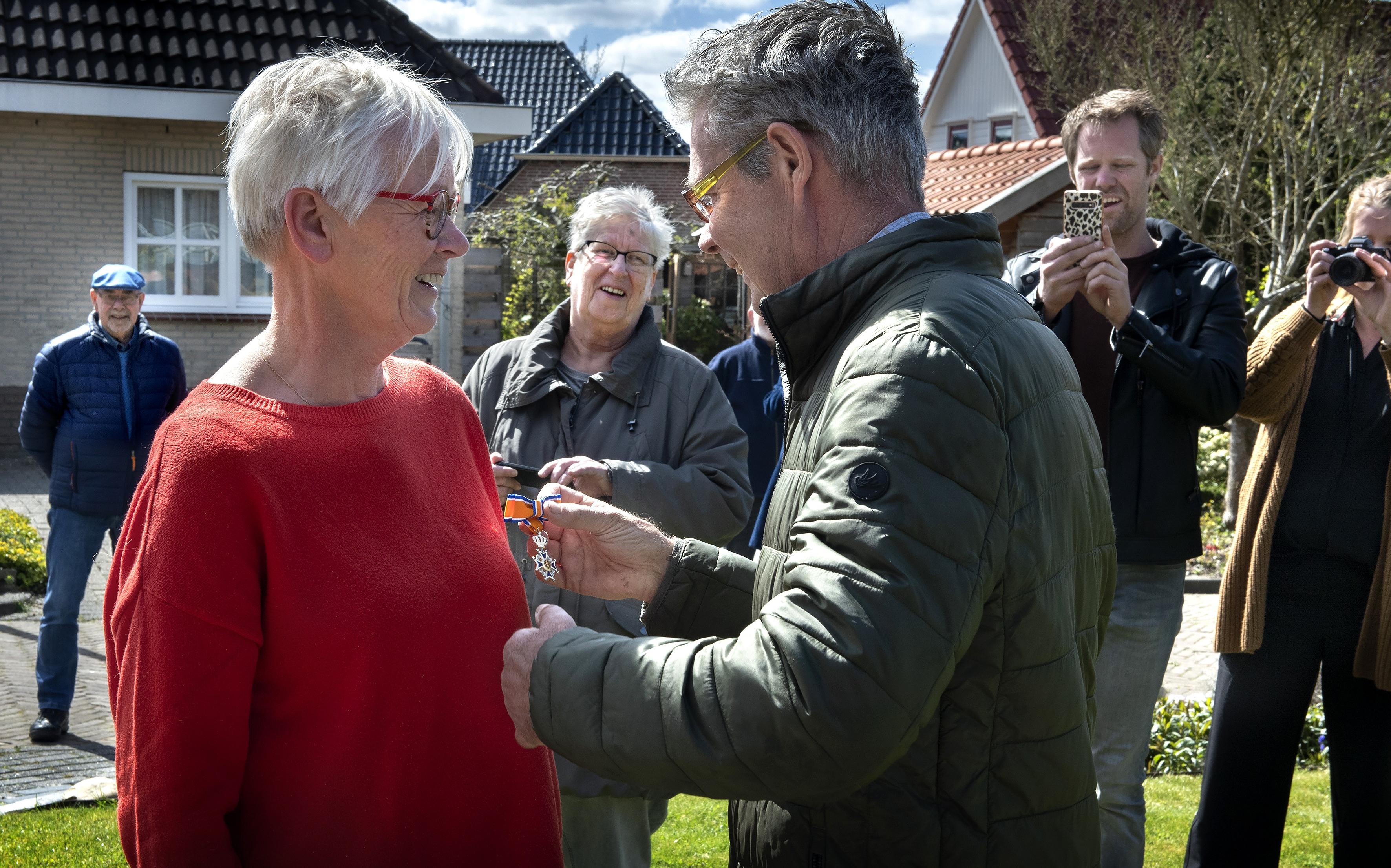 Wijnclub-oprichtster uit Grijpskerk verrast met lintje tijdens spelletje rummikub - Dagblad van het 