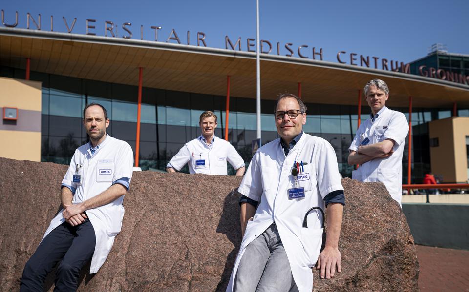 Chirurg Maarten Nijkamp (uiterst rechts), met zijn onderzoeksgroep van het UMCG. Van links naar rechts: Frans van der Heide, Frederik Hoogwater en Derk Jan de Groot.