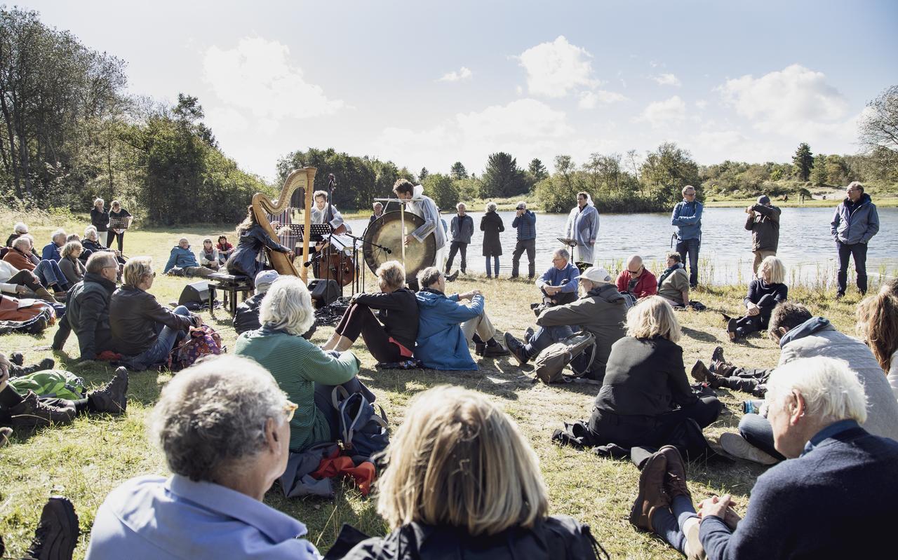Bij de Berkenplas versmolt de muziek van ensemble Lonelinoise met het eiland en de mensen. Bij de Berkenplas versmolt de muziek van ensemble Lonelinoise met het eiland en de mensen.
