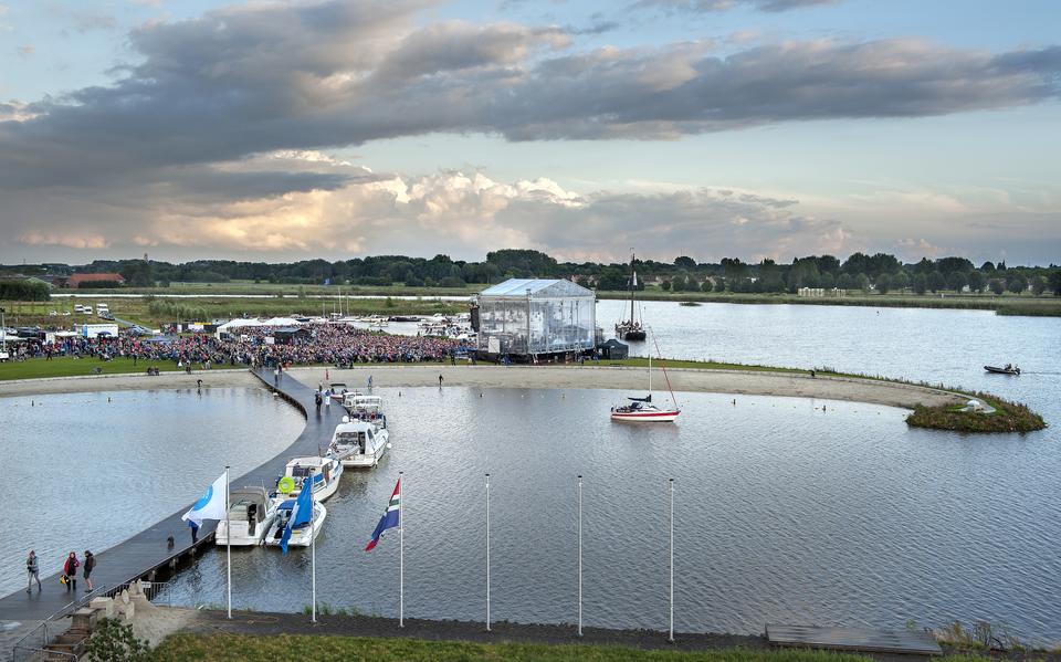 Er moet extra water in het Oldambtmeer worden ingelaten, vanwege een te lage waterstand.
