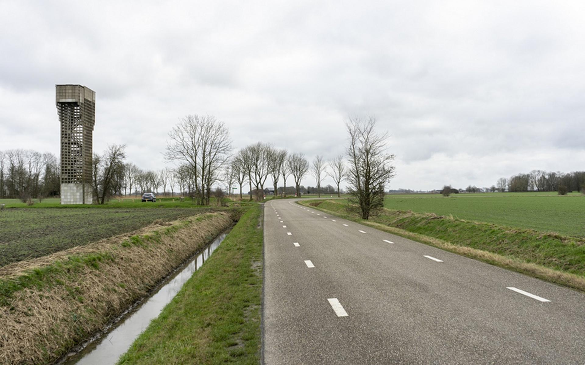 Op de weg bij Warfhuizen ontbreekt een veiliger vrijliggend fietspad. Foto:  Provincie Groningen