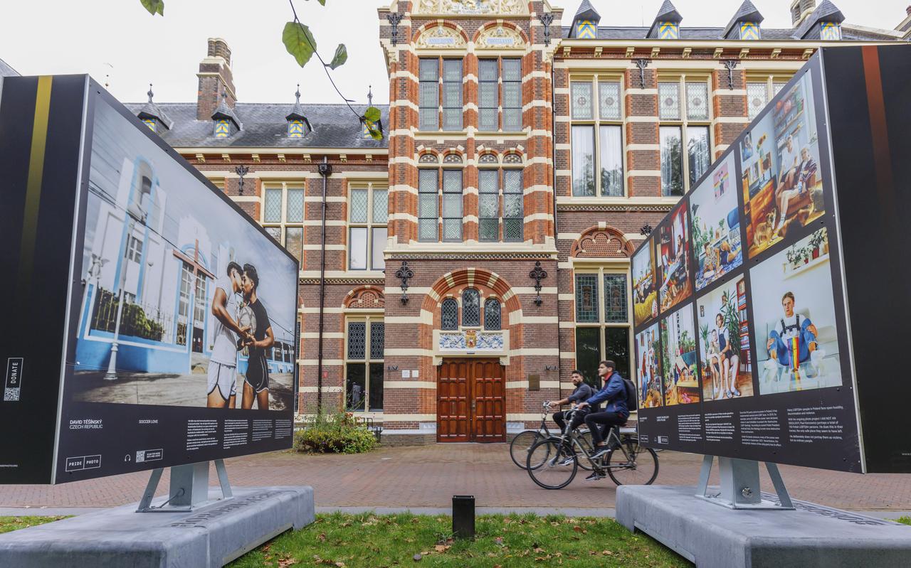 De panelen van de Pride Photo-tentoonstelling zijn na klachten van ouders verplaatst van het Koopmansplein naar de Brink.