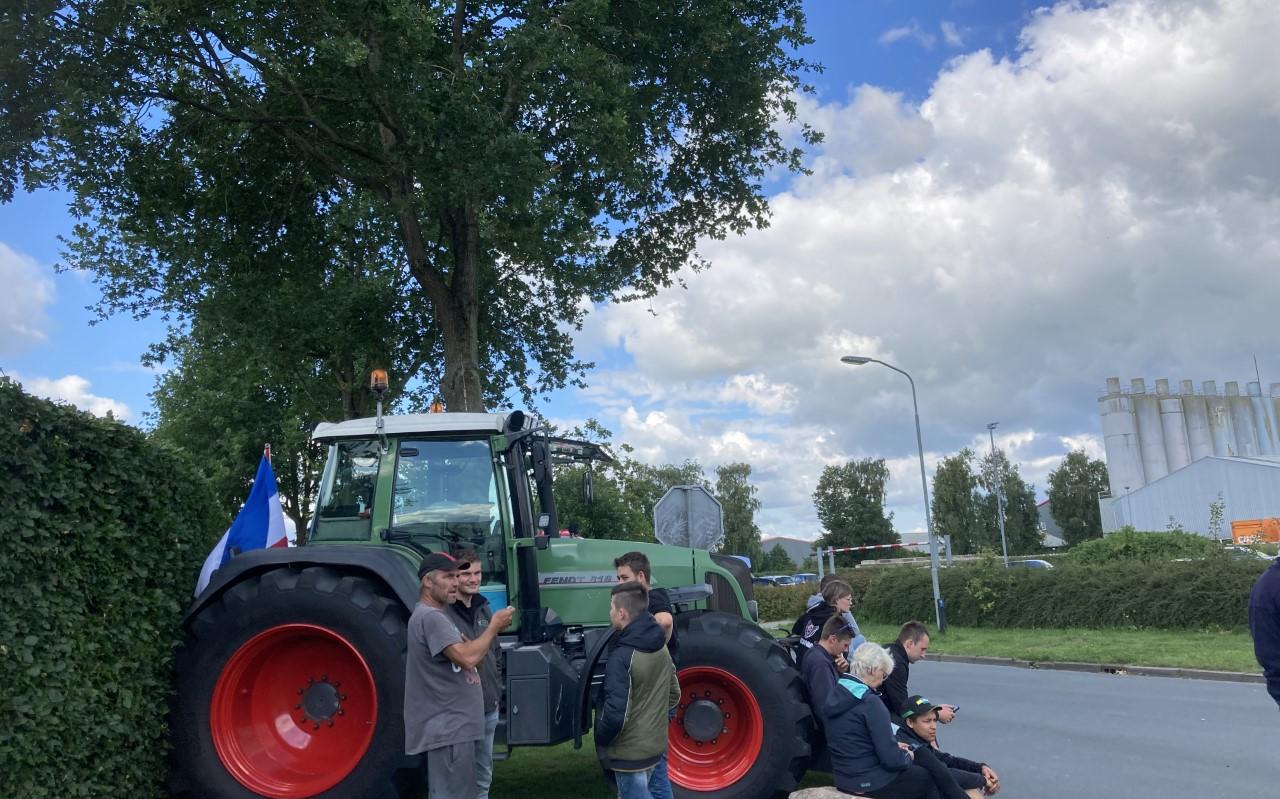 Boeren staan rustig bij elkaar bij het distributiecentrum in Gieten. Boeren staan rustig bij elkaar bij het distributiecentrum in Gieten.