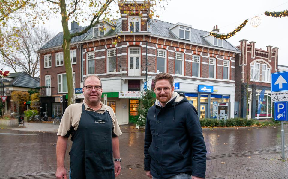 Dick Scholten (links) van Dick's Broodjeshuis en vastgoedman Roderick van Nie voor het in 1907 gebouwde karakteristieke hoekpand op de hoek Hoofdstraat/Stationsstraat in Emmen.