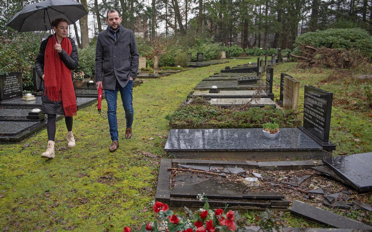 Leonie Toussaint en wethouder René van der Weide wandelen over begraafplaats De Wolfsbergen in Emmen. Voor hen een zwaar beschadigd graf dat niet wordt opgeknapt en zal worden verwijderd. Het graf daarnaast was ook beschadigd en is op kosten van de gemeente voorzien van een compleet nieuwe dekplaat.