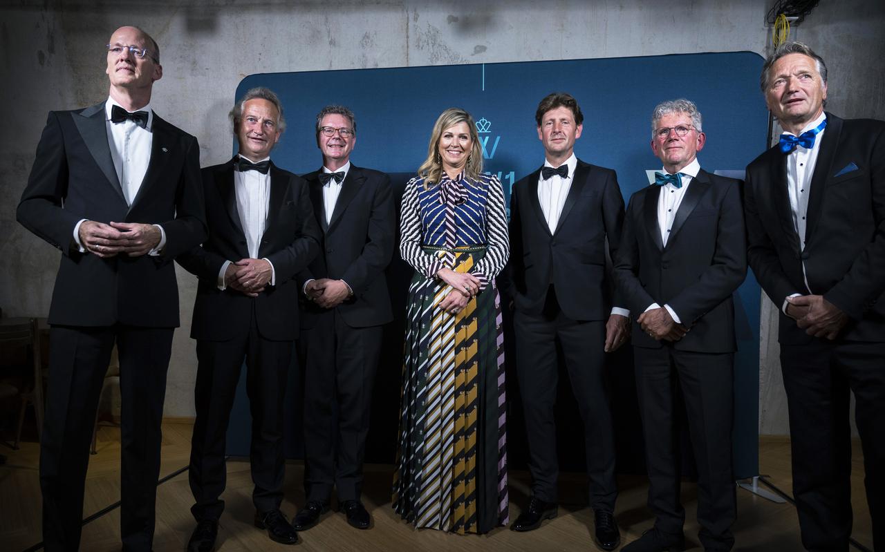 Klaas Knot (links) en Máxima met prijswinnaars MUD Jeans, Maan Group en NXP.
