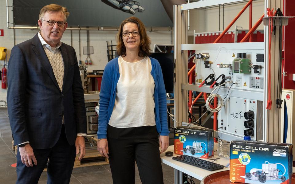 Willem Hazenberg en Liesbeth Horstmann Drenthe in het praktijklokaal bij het waterstofbord, waarop het productieproces van de duurzame energiedrager kan gedemonstreerd.
