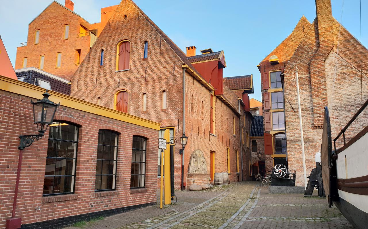 Historische binnenplaats met motorenhal, Canterhuis en Gotisch Huis. 