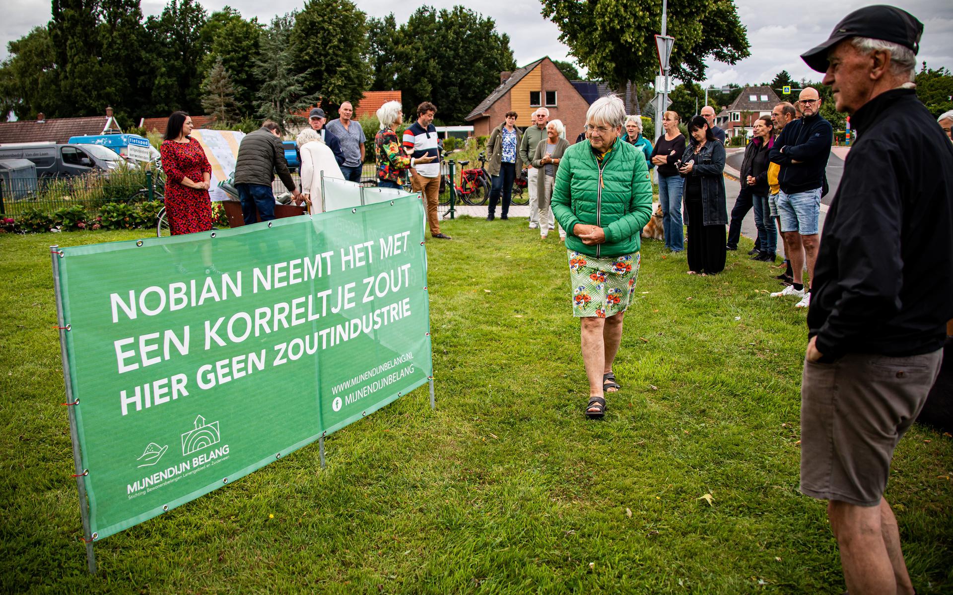 Protestactie tegen zoutwinning bij Winschoten. Bezorgde omwonenden hebben spandoeken in de tuinen gezet.