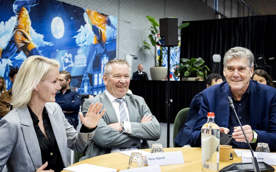 De drie kandidaten, Jeanet van der Laan, Hans Nijland en Frank Paauw, op een rij. Paauw werd verkozen tot nieuwe bondsvoorzitter van de KNVB.