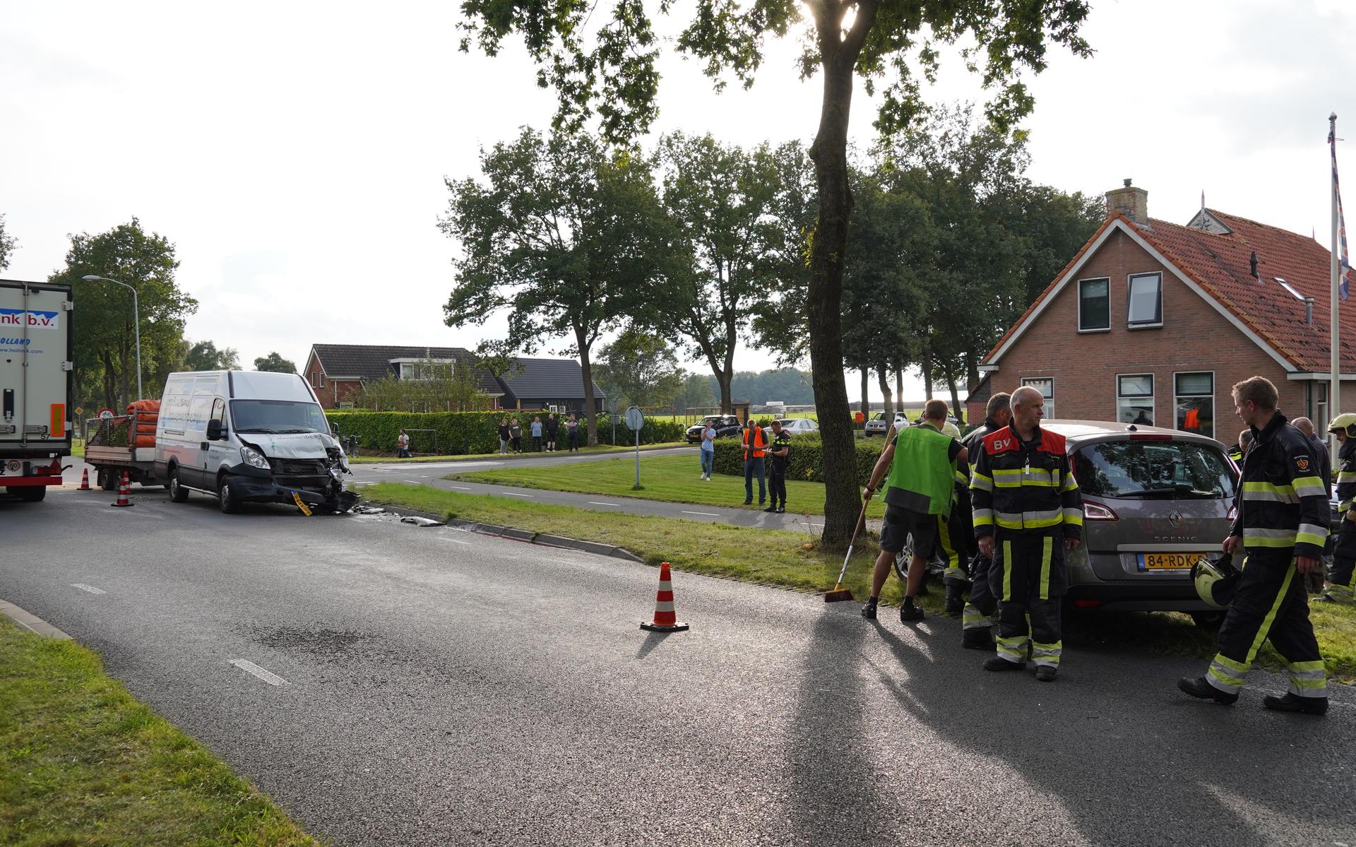 Een ongeval uit 2021 op de N979 (Hoofdweg) bij Een-West, in dit geval tussen een personenauto en busje.                           