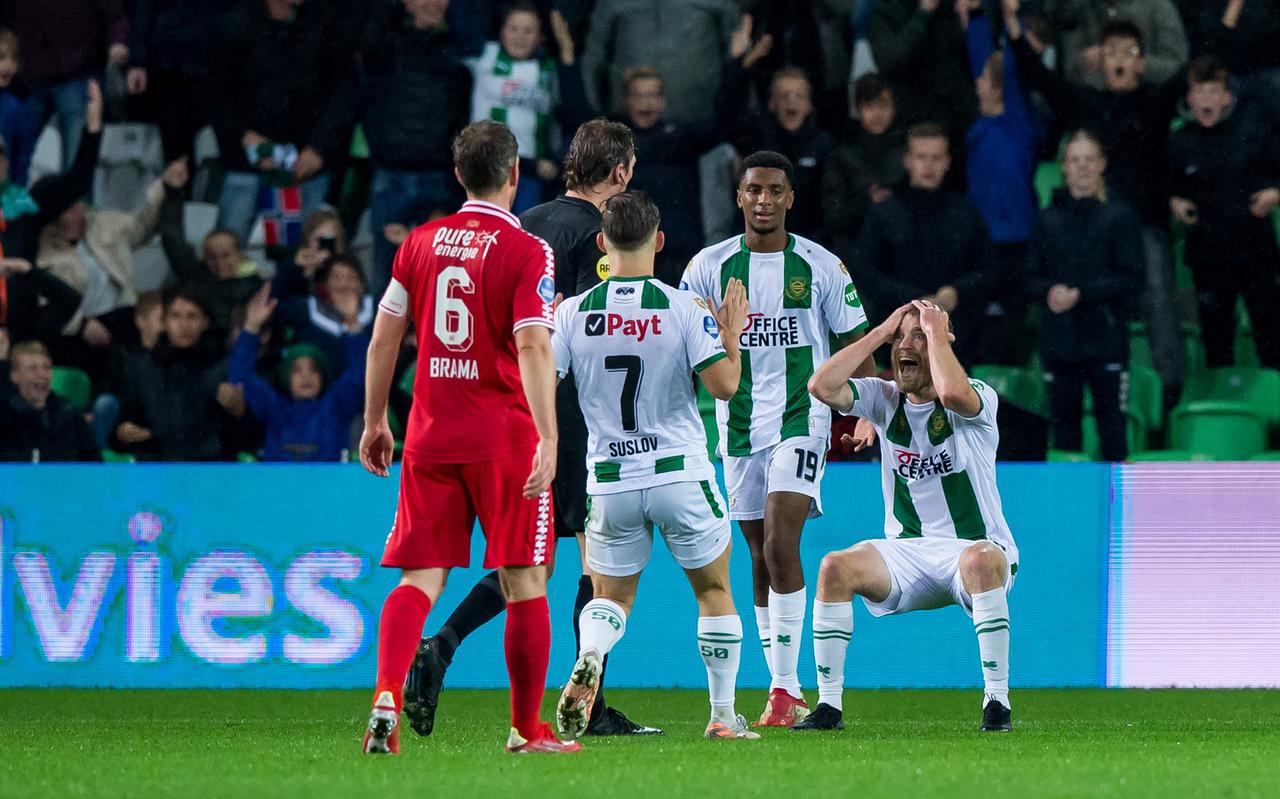Michael de Leeuw van FC Groningen kan niet geloven dat zijn doelpunt wordt afgekeurd.