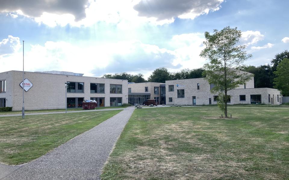 Het gebouw van de nieuwe Openbare Basisschool Klazienaveen (rechts) naast het Esdal College. 