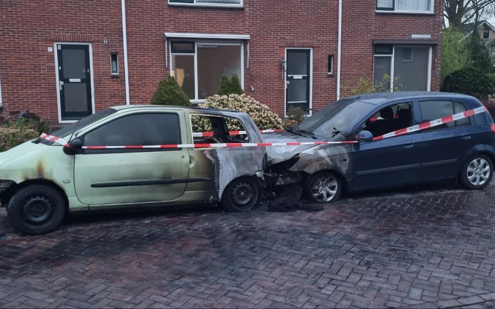 Voor de zoveelste keer zijn er geparkeerde auto’s uitgebrand in Veendam. Dit keer aan de Dr. A. Kuyperstraat. 