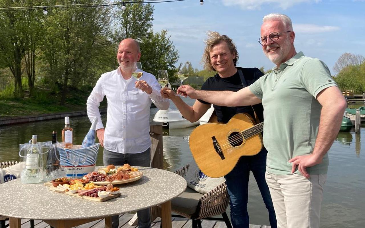 Drijvende krachten Marcel Meijer en Boelo Klein Ikkink borrelen met hun hoofdact Syb van der Ploeg.