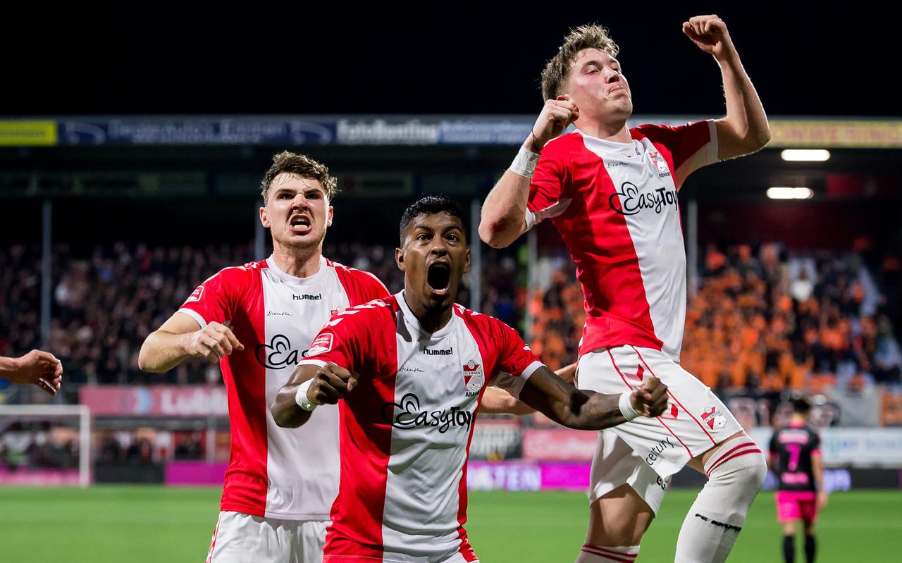 Jari Vlak , Miguel Araujo (midden) en Ole Romeny vieren de 3-0 van FC Emmen tegen FC Volendam.