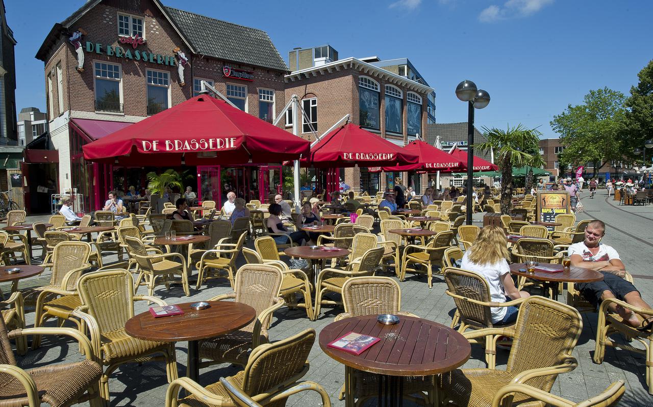 Een terras in het centrum van Emmen.