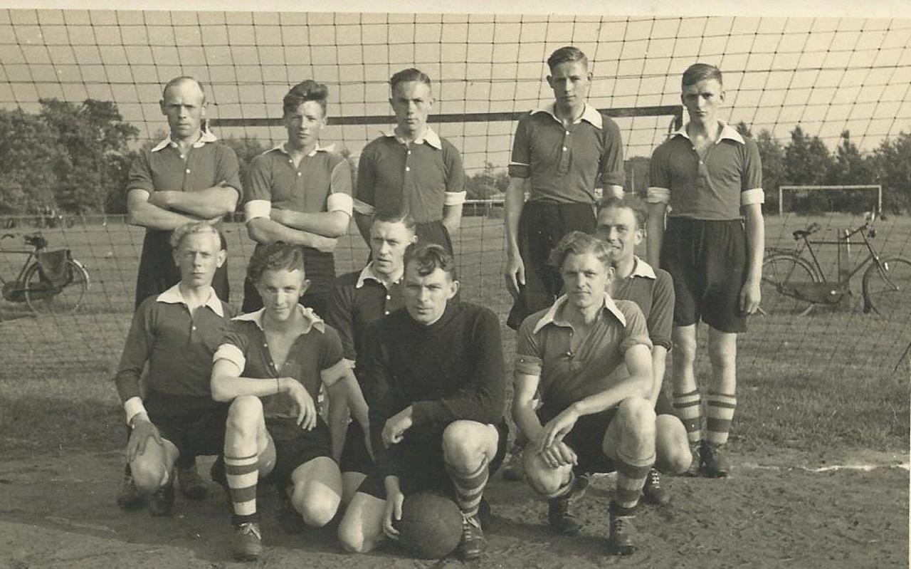 Het eerste elftal van ACV in 1940. Achter van links naar rechts: J. Klok, A. Leiseboer, E. van Faassen, Van Dijk, P. Gordijn. Voor van links naar rechts: L. Haaksma, M. Westra, P. Nauta, R. Faber, A. Jansen, F. Thijs.