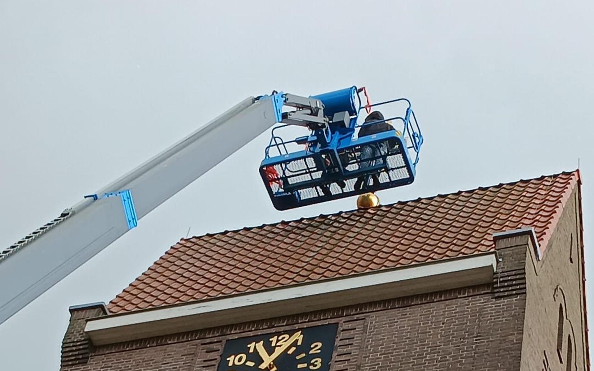 Kerk in Barger-Compascuum in het donker weer van veraf te zien. Kruis op kerktoren krijgt nieuwe ver