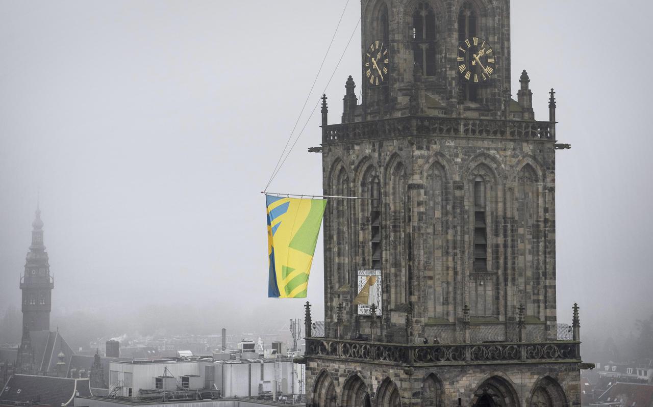 De Mensenrechtenvlag wappert aan de Martinitoren, op de dag van de mensenrechten. De vlag is nieuw en een initiatief van onder andere het Discriminatie Meldpunt Groningen.