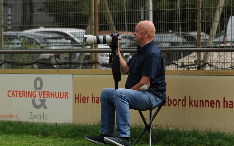 Albert Uilenberg fotograferend langs de lijn bij FC Groningen