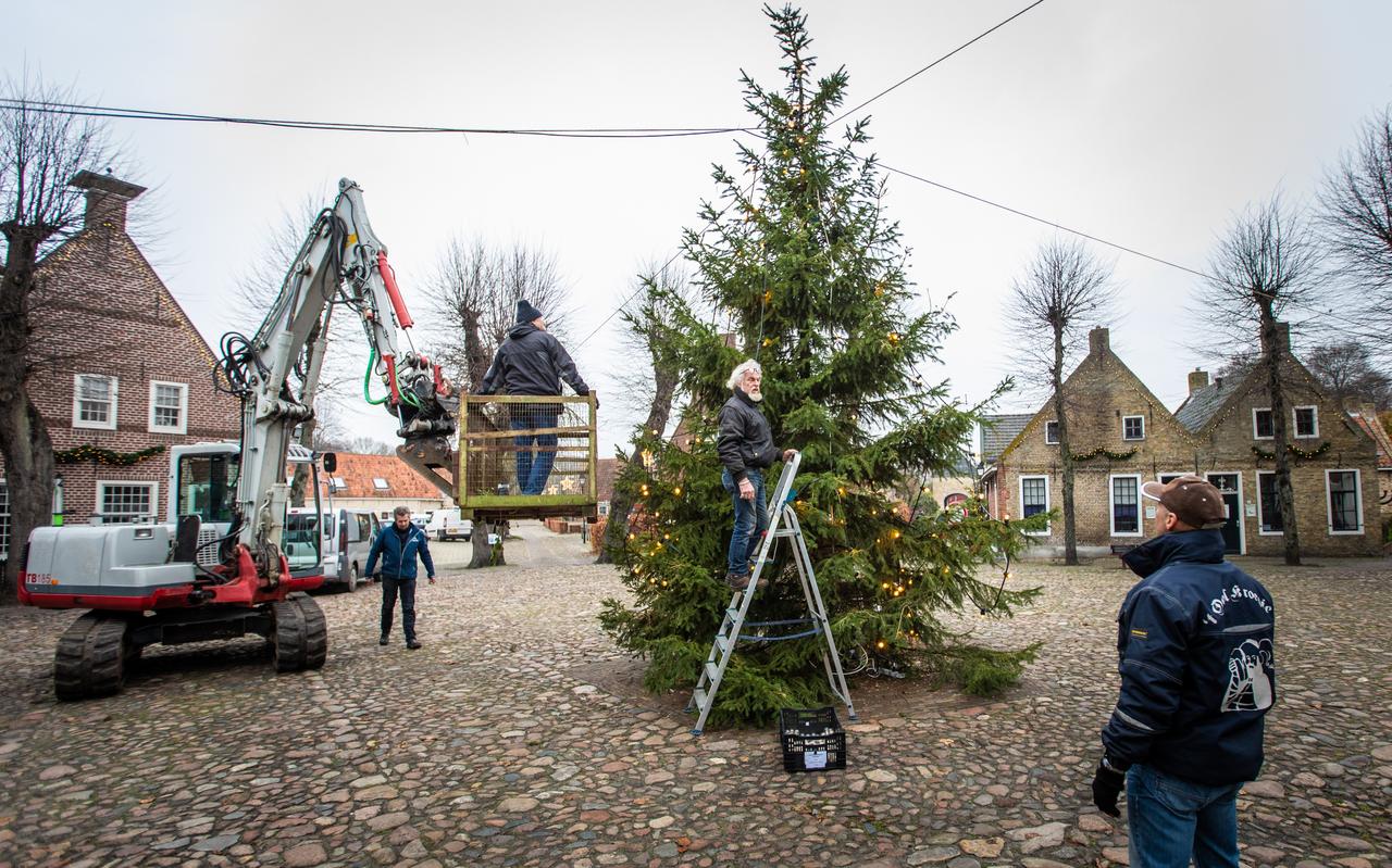Ondernemers en vrijwilligers versieren dit jaar alleen het marktplein in Bourtange. Ondernemers en vrijwilligers versieren dit jaar alleen het marktplein in Bourtange.