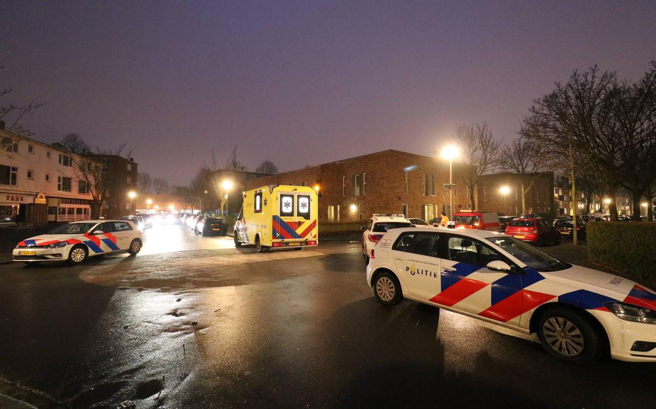 De politie en ambulance zijn ter plaatse in de Werumeus Buningstraat in Groningen vanwege een steekpartij donderdagochtend.
