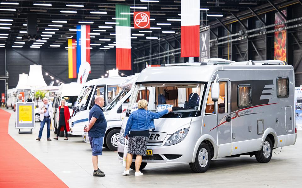 Jong en oud loopt tegenwoordig warm voor een camper. Het aantal kampeerauto's neemt snel toe, ook in Groningen en Drenthe. Op de foto bezoekers van een kampeerbeurs in Assen. 