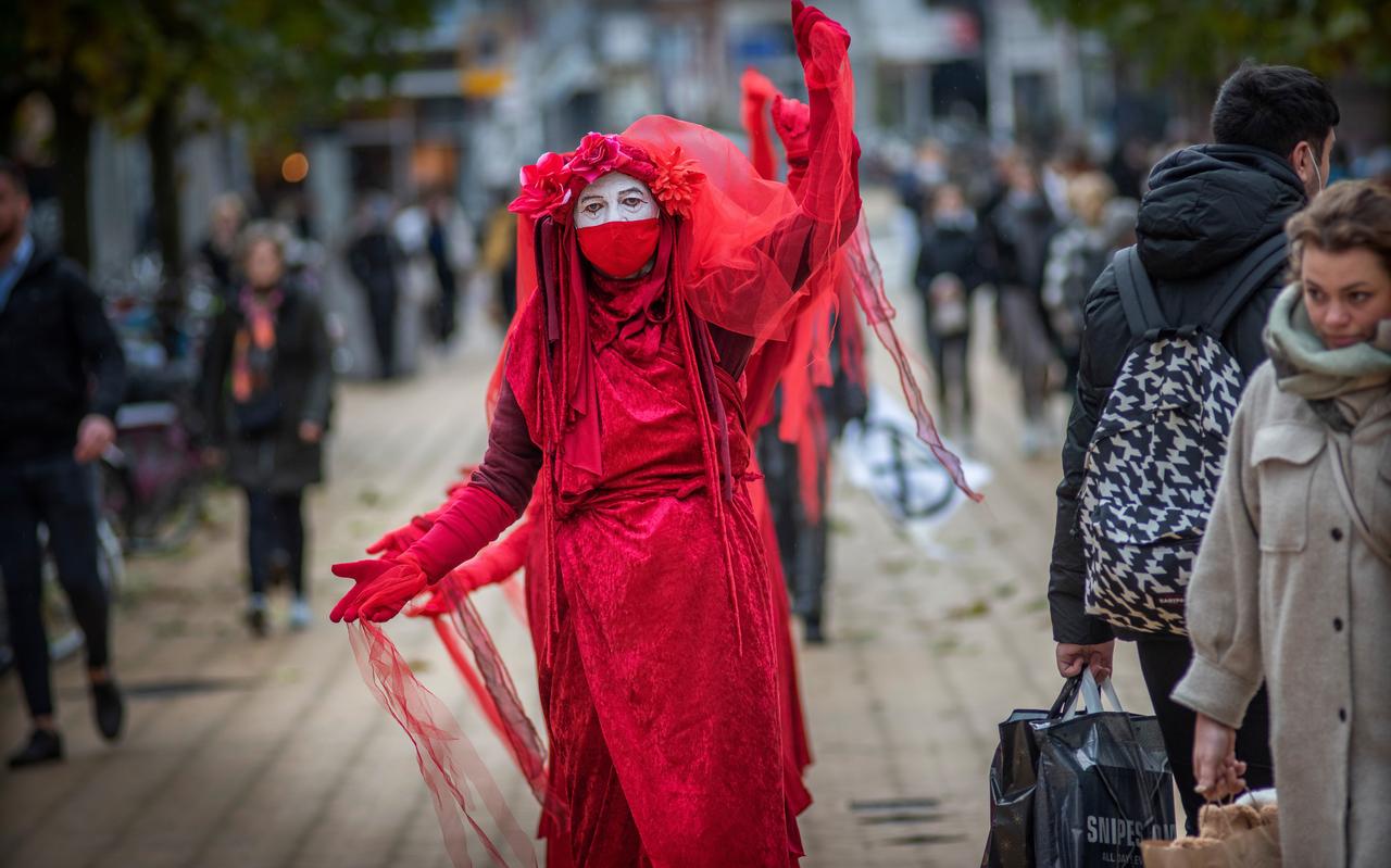 De Red Rebel Brigade loopt zwijgend door de Herestraat, als protest tegen consumptiegedrag en overconsumptie. De Red Rebel Brigade loopt zwijgend door de Herestraat, als protest tegen consumptiegedrag en overconsumptie.