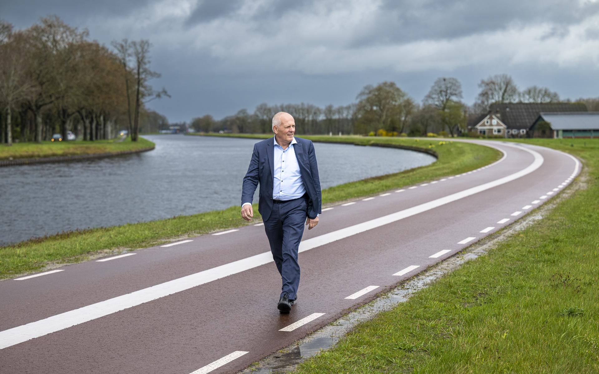 Gedeputeerde Henk Brink op de fietssnelweg tussen Assen en Groningen.