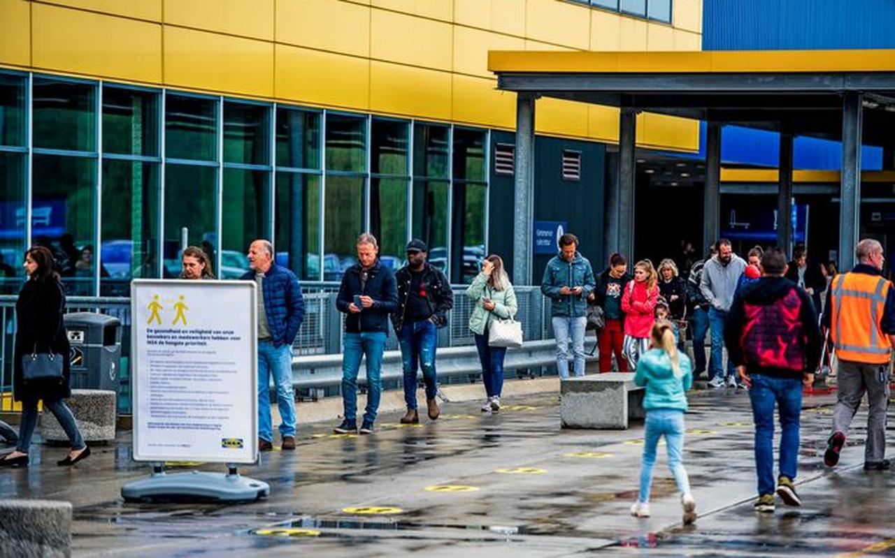 Een rij om de Ikea weer in te komen na de sluiting in verband met het coronavirus. Een rij om de Ikea weer in te komen na de sluiting in verband met het coronavirus.