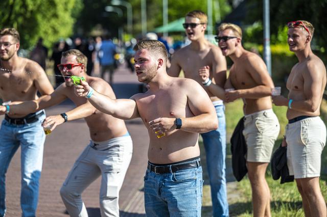 Waterpret of overlast? Assen wil niet dat bewoners in Witten tijdens TT met waterpistolen spuiten op