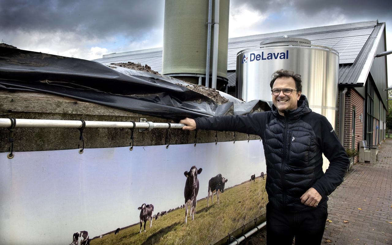 Rob Jacobs bij het melkveebedrijf van Jan-Pieter van Tilburg in Hellum, dat onder zijn regie energiezuinig werd gebouwd. De stal verbruikt 60 tot 70 procent minder energie dan vergelijkbare nieuwbouwstallen. Van de opgewekte energie wordt 65 procent direct verbruikt.   