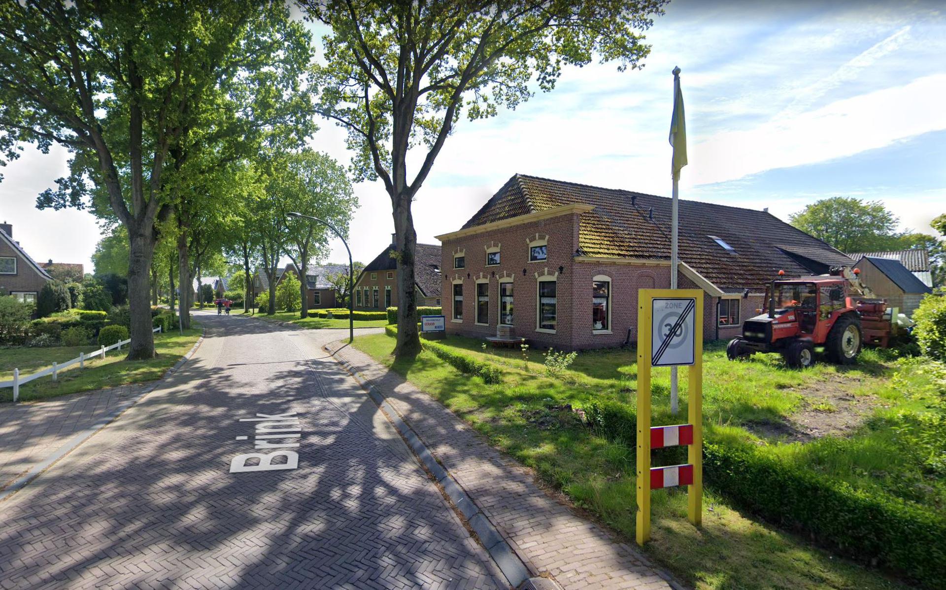 Dorpscentrum Gasteren. Dit einde-30-kilometerzonebord wordt verplaatst.