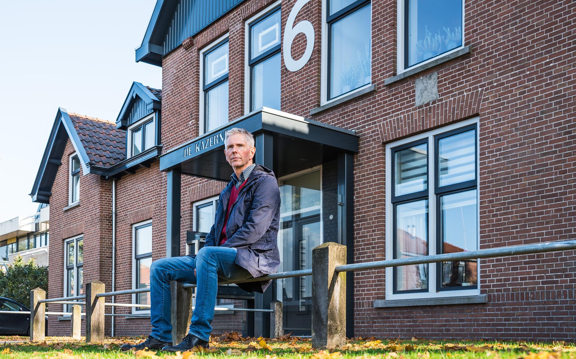 Rien Smit voor het pand 'De Kazerne' aan de Commissaris de Vos van Steenwijklaan.