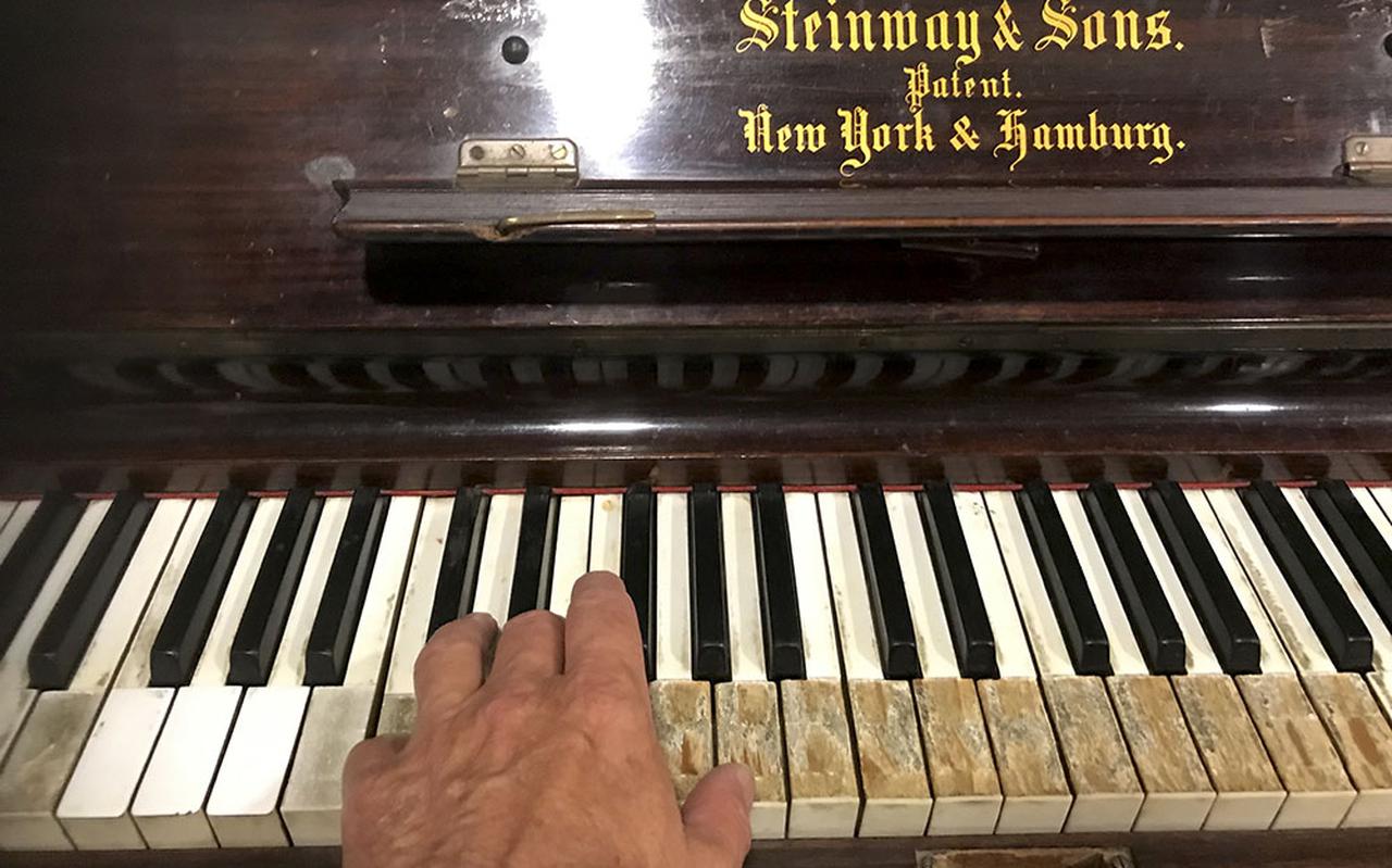 Spelen op een Steinway-piano.