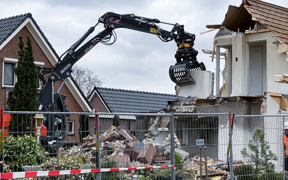 Het huis in Schoonoord dat twee weken geleden zwaar beschadigd raakte door twee bomaanslagen wordt gesloopt.