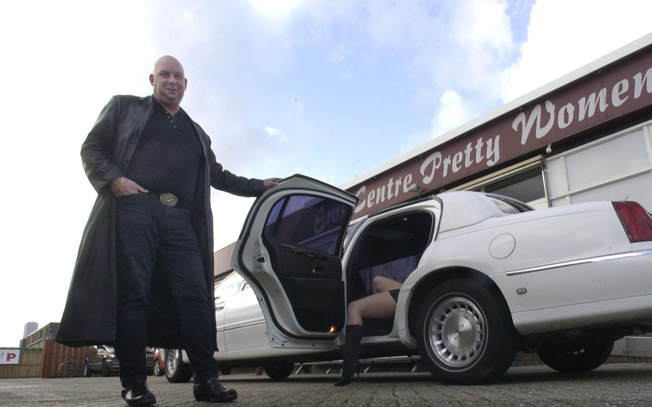 Arie Schouten, voormalig bordeelhouder in Emmen, was met zijn bedrijf Pretty Women drie jaar lang shirtsponsor van de Emmer amateurvoetbalclub Bargeres. Arie Schouten, voormalig bordeelhouder in Emmen, was met zijn bedrijf Pretty Women drie jaar lang shirtsponsor van de Emmer amateurvoetbalclub Bargeres.